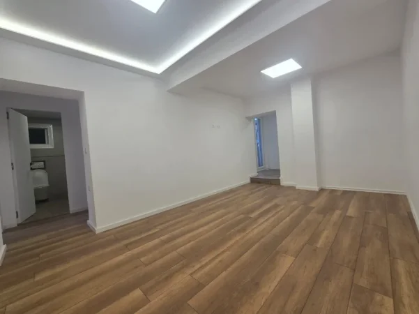 Tirane, jepet me qera zyre Kati 2, 78 m² 800 € (Bulevardi Zhan Dark)