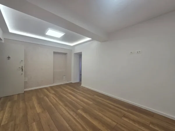 Tirane, jepet me qera zyre Kati 2, 78 m² 800 € (Bulevardi Zhan Dark)