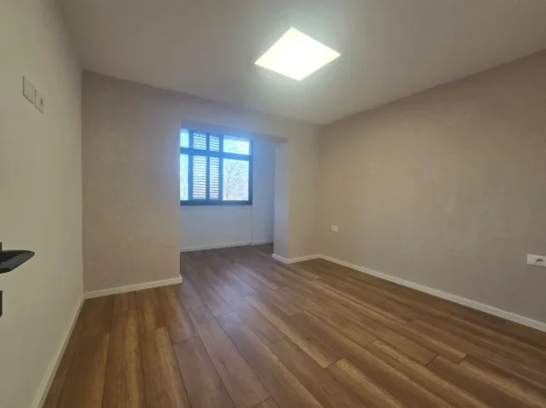 Tirane, jepet me qera zyre Kati 2, 78 m² 800 € (Bulevardi Zhan Dark)