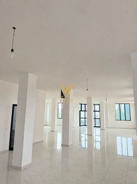 Kavaje, jepet me qera ambjent biznesi Kati 0, 1.400 m² 5.000 € (KAVAJE)