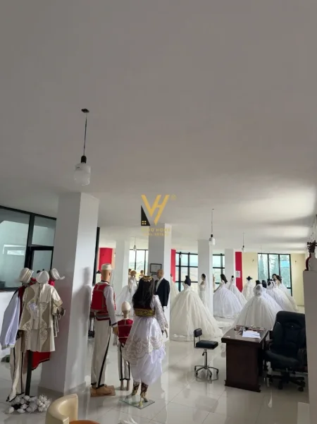 Kavaje, jepet me qera ambjent biznesi Kati 0, 1.400 m² 5.000 € (KAVAJE)