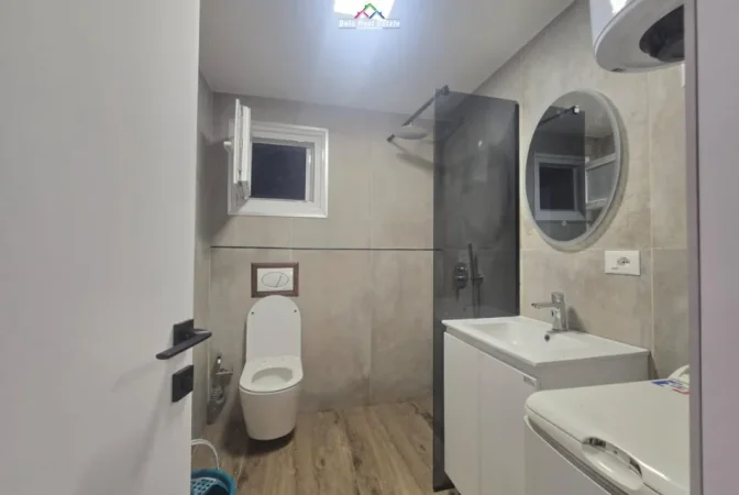 Tirane, jepet me qera zyre Kati 2, 78 m² 800 € (BRRYLI)