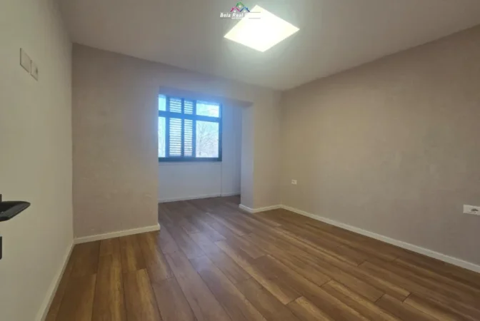 Tirane, jepet me qera zyre Kati 2, 78 m² 800 € (BRRYLI)