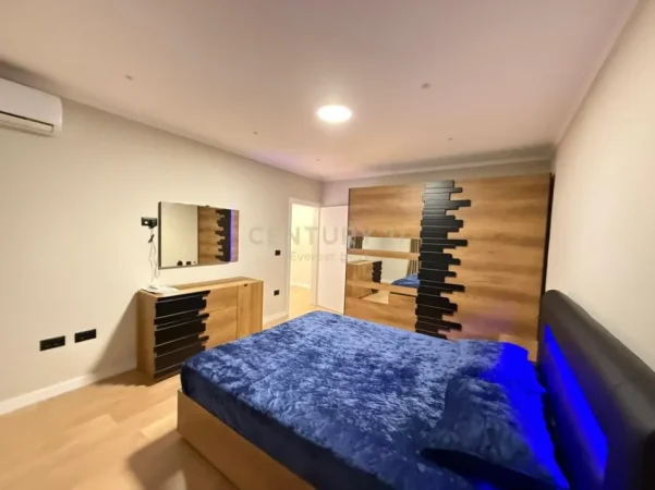 Tirane, jepet me qera apartament 2+1 , 78 m² 600 lek (xhamllik)