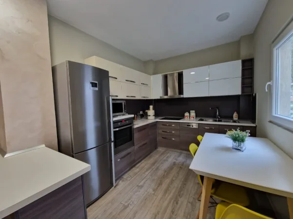 Tirane, jepet me qera apartament 2+1+Ballkon Kati 1, 98 m² 670 € (Kodra e Diellit)