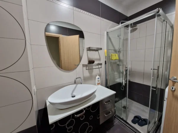 Tirane, jepet me qera apartament 2+1+Ballkon Kati 1, 98 m² 670 € (Kodra e Diellit)