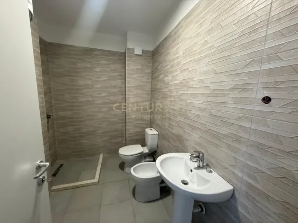 Tirane, jepet me qera 2+1 Kati 5, PRANE SPITALEVE , 500 lek