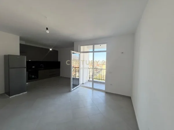 Tirane, jepet me qera 2+1 Kati 5, PRANE SPITALEVE , 500 lek