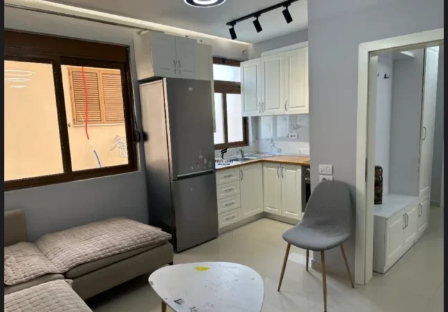 Tirane, jepet me qera apartament 1+1 Kati 3, 65 m² 500 € (ISH PARKU)