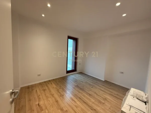 Tirane, jepet me qera zyre Kati 3, 124 m² 1.800 € rruga kavajes