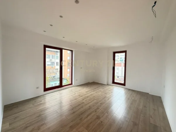 Tirane, jepet me qera zyre Kati 3, 124 m² 1.800 € rruga kavajes