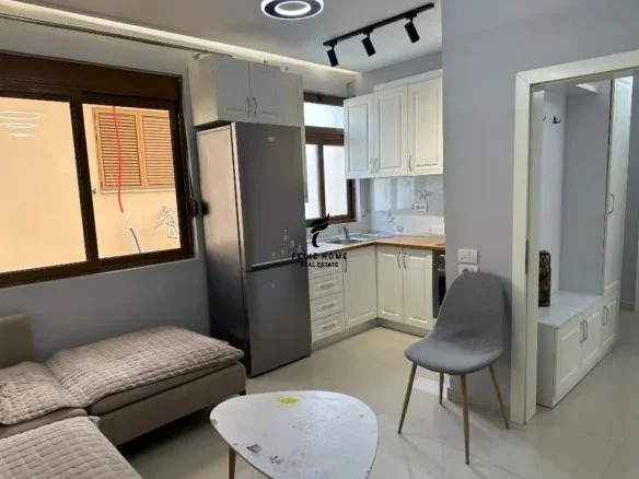 Tirane, jepet me qera apartament 1+1+Ballkon Kati 3, 70 m² 520 € (RRUGA E KAVAJES)