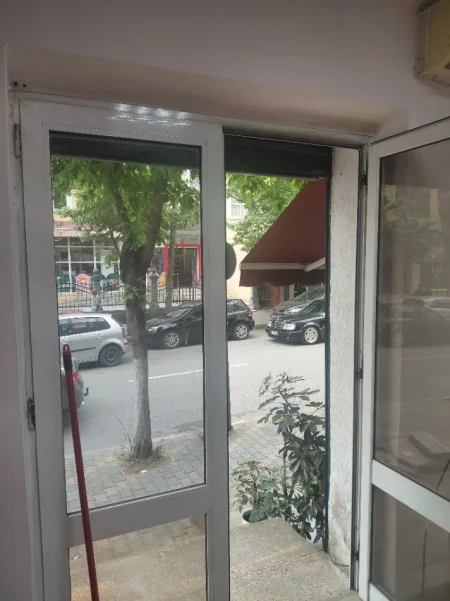 Tirane, jepet me qera ambjent biznesi , 11 m² (Rruga mine peza perball rossman lales)0697099654