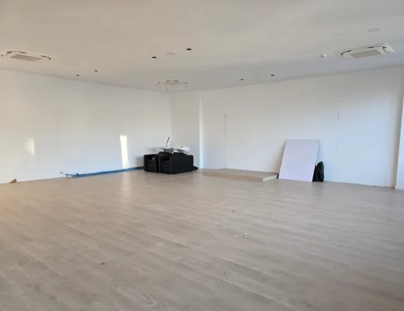 Tirane, jepet me qera zyre , 140 m² 2.380 € 