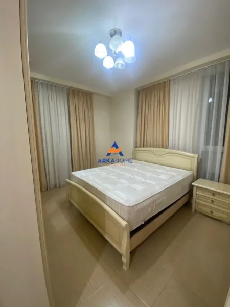 Tirane, jepet me qera apartament 2+1+Ballkon Kati 4, 120 m² 630 € 