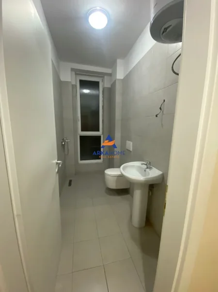 Tirane, jepet me qera apartament 2+1+Ballkon Kati 4, 120 m² 630 € 