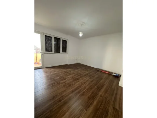 Tirane, Zyra per Qira Prane Bulevardit ''Zogu i pare''  650 €