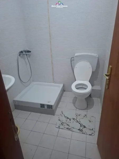 Tirane, jepet me qera apartament 2+1 Kati 4, 100 m² 520 € (sokrat miho)