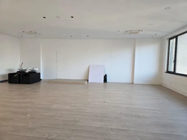 Tirane, jepet me qera zyre Kati 4, 140 m² 2.380 € (Kompleksi Delijorgji)