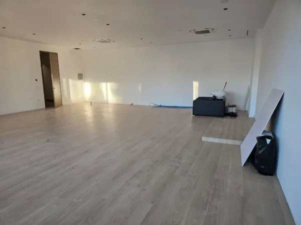 Tirane, jepet me qera zyre Kati 4, 140 m² 2.380 € (Kompleksi Delijorgji)