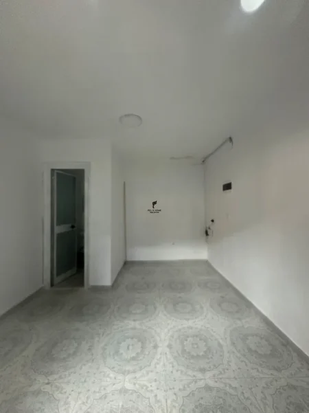 Tirane, jepet me qera dyqan Kati 0, 20 m² 450 € (URA E NISHARAKUT)
