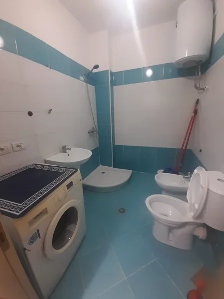 Tirane, jepet me qera apartament 1+1+Ballkon Kati 8, 65 m², Çmimi 35.000 Lekë të Reja,(Në Astir, Kompleksi Molla, Tiranë)