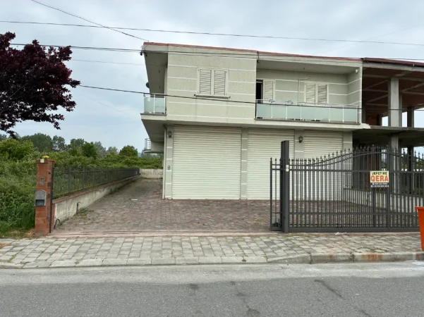Kavaje, jepet me qera magazine Kati 0, 290 m² 550 € (Rruga egnatia)