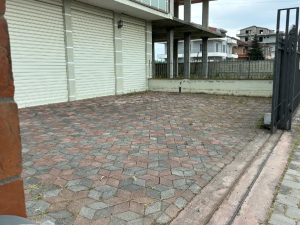 Kavaje, jepet me qera magazine Kati 0, 290 m² 550 € (Rruga egnatia)