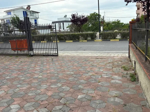 Kavaje, jepet me qera magazine Kati 0, 290 m² 550 € (Rruga egnatia)