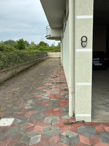Kavaje, jepet me qera magazine Kati 0, 290 m² 550 € (Rruga egnatia)