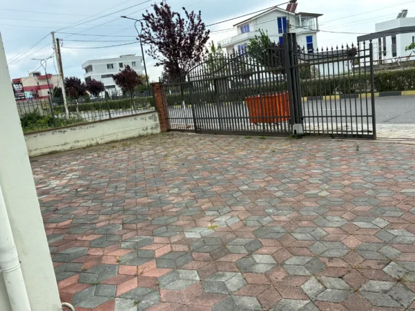 Kavaje, jepet me qera magazine Kati 0, 290 m² 550 € (Rruga egnatia)