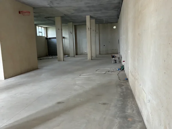 Kavaje, jepet me qera magazine Kati 0, 290 m² 550 € (Rruga egnatia)