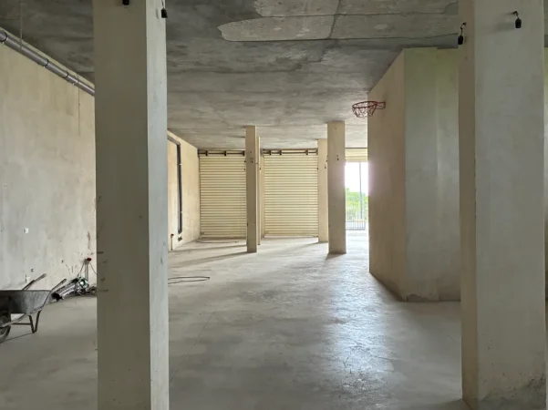 Kavaje, jepet me qera magazine Kati 0, 290 m² 550 € (Rruga egnatia)