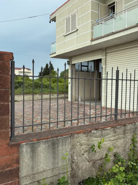 Kavaje, jepet me qera magazine Kati 0, 290 m² 550 € (Rruga egnatia)