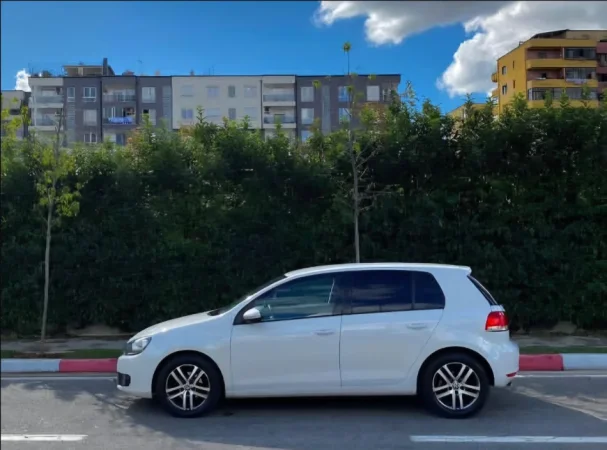 Tirane, shes makine Golf 6 Nafte, e bardhë manuale Kondicioner 235.000 km 5.000 €