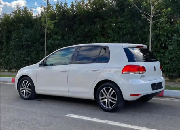 Tirane, shes makine Golf 6 Nafte, e bardhë manuale Kondicioner 235.000 km 5.000 €