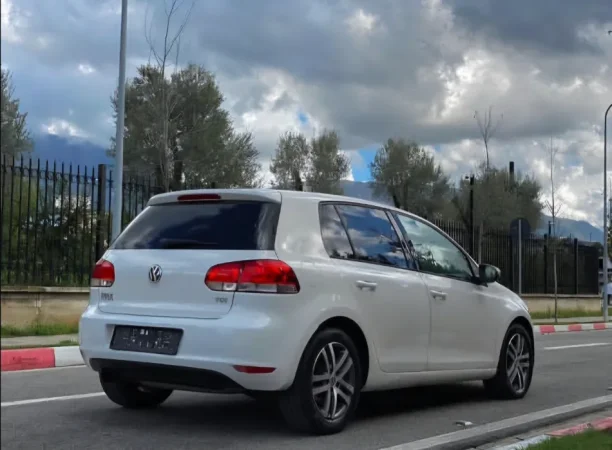 Tirane, shes makine Golf 6 Nafte, e bardhë manuale Kondicioner 235.000 km 5.000 €