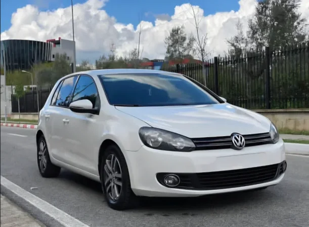 Tirane, shes makine Golf 6 Nafte, e bardhë manuale Kondicioner 235.000 km 5.000 €