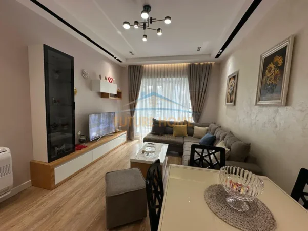 Tirane, jepet me qera apartament 1+1 Kati 9, 58 m² 700 € (Kompleksi Kontakt)