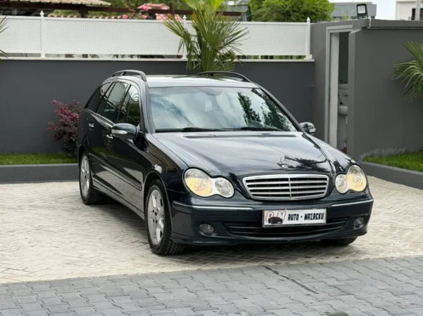 Fier, shes makine Mercedes Benz C220 CDI Diesel (motorr EVO///)-2005-AUTOMATIK Nafte, blu e errët automatik Kondicioner 249.000 km 3.200 €