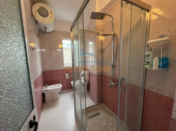 Tirane, jepet me qera apartament 2+1+Ballkon Kati 5, 96 m² 600 € (Rruga e Durresit)