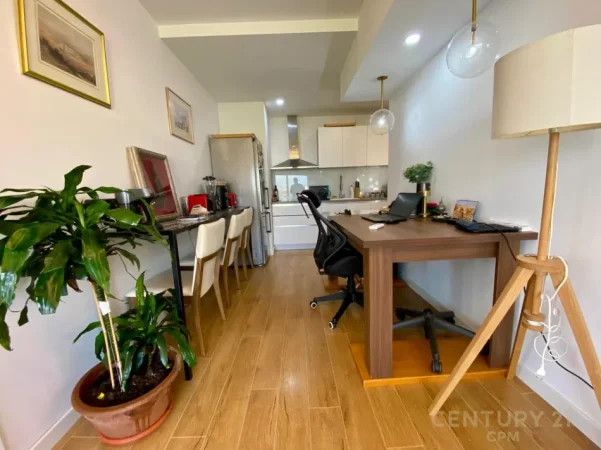 Tirane, jepet me qera apartament 1+1+Ballkon Kati 3, 93 m² 1.000 € (kodra e diellit 2)