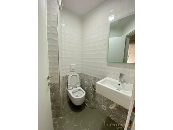 Tirane, jepet me qera apartament 1+1+Ballkon Kati 3, 93 m² 1.000 € (kodra e diellit 2)