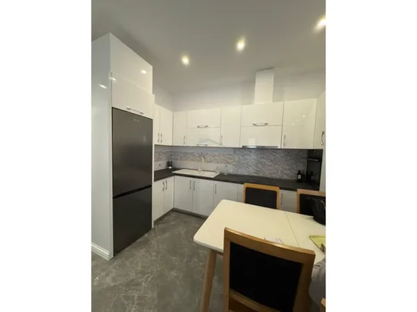 Tirane, jepet me qera apartament 2+1+Ballkon , 115 m² 1.400 € (Delijorgji)