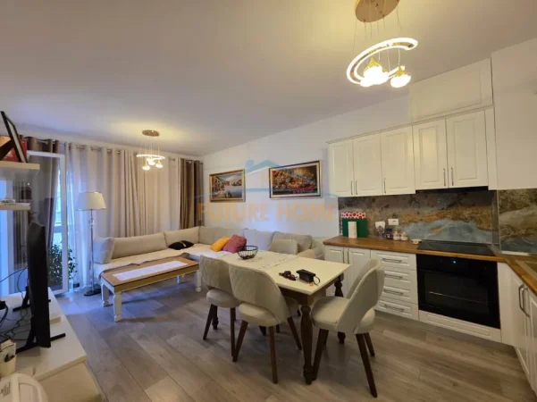 Tirane, jepet me qera apartament 2+1+Ballkon Kati 6, 94 m² 500 € (QTU)