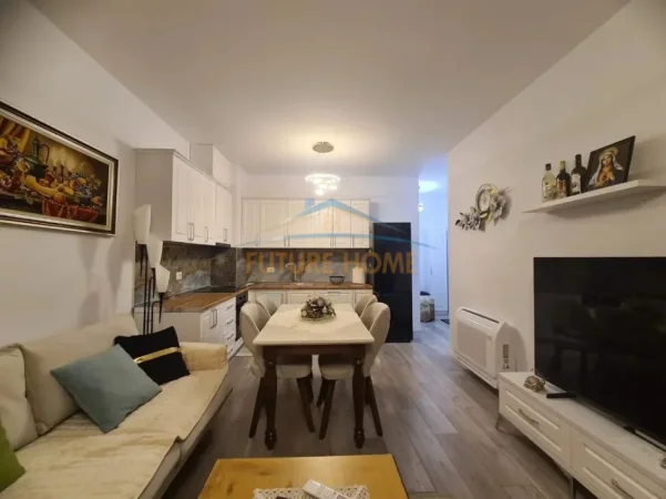 Tirane, jepet me qera apartament 2+1+Ballkon Kati 6, 94 m² 500 € (QTU)