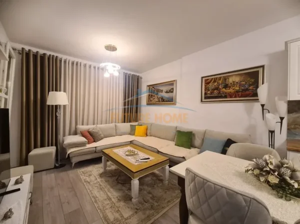 Tirane, jepet me qera apartament 2+1+Ballkon Kati 6, 94 m² 500 € (QTU)