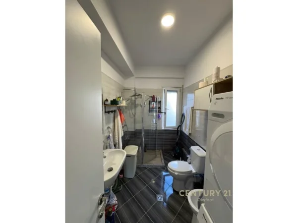 Tirane, jepet me qera apartament 2+1+Ballkon Kati 7, 116 m² 1.200 € (liqeni i thate)