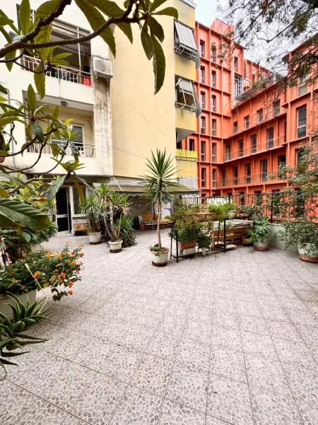 Tirane, shitet apartament 3+1+Ballkon Kati 3, 240 m² 400.000 € (Rruga Sami Frasheri)