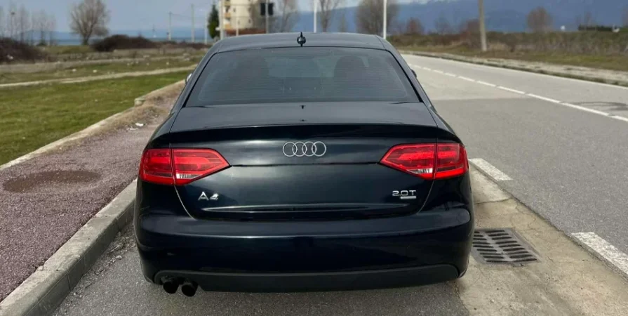 Korce, shitet makine Audi A4 Benzin, blu e errët automatik Klima 272.001 km 5.000 €